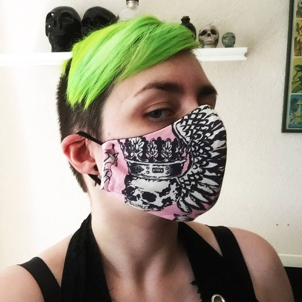 Jane Nevermore - Winged Skull Print Maske - Rosa/Schwarz